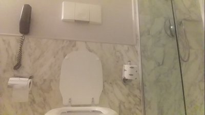 Trong bồn tắm với một người tóc đỏ.