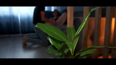 Cặp đôi tuổi teen đang yêu làm tình nóng bỏng, rất nhiều tinh dịch trên mông của cô ấy.