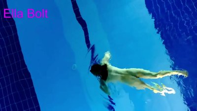 Tôi không thể ngừng xem, cô gái trẻ tóc vàng bị bắt gặp đang bơi khỏa thân trong hồ bơi của khu nghỉ mát ELLA BOLT