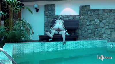 Ông chủ mời người giúp việc đến hồ bơi, nhưng không thể cưỡng lại được