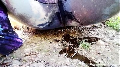 Đi tiểu ngoài đường! Hãy đến xem LilKiwwiMonster bị ướt quần lót và đi tiểu trong bụi bẩn!