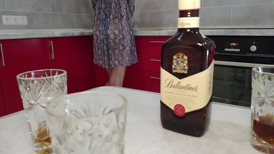 Làm tình với cô vợ say xỉn của bạn thân. Tôi hy vọng tôi không làm cho cô ấy có thai.
